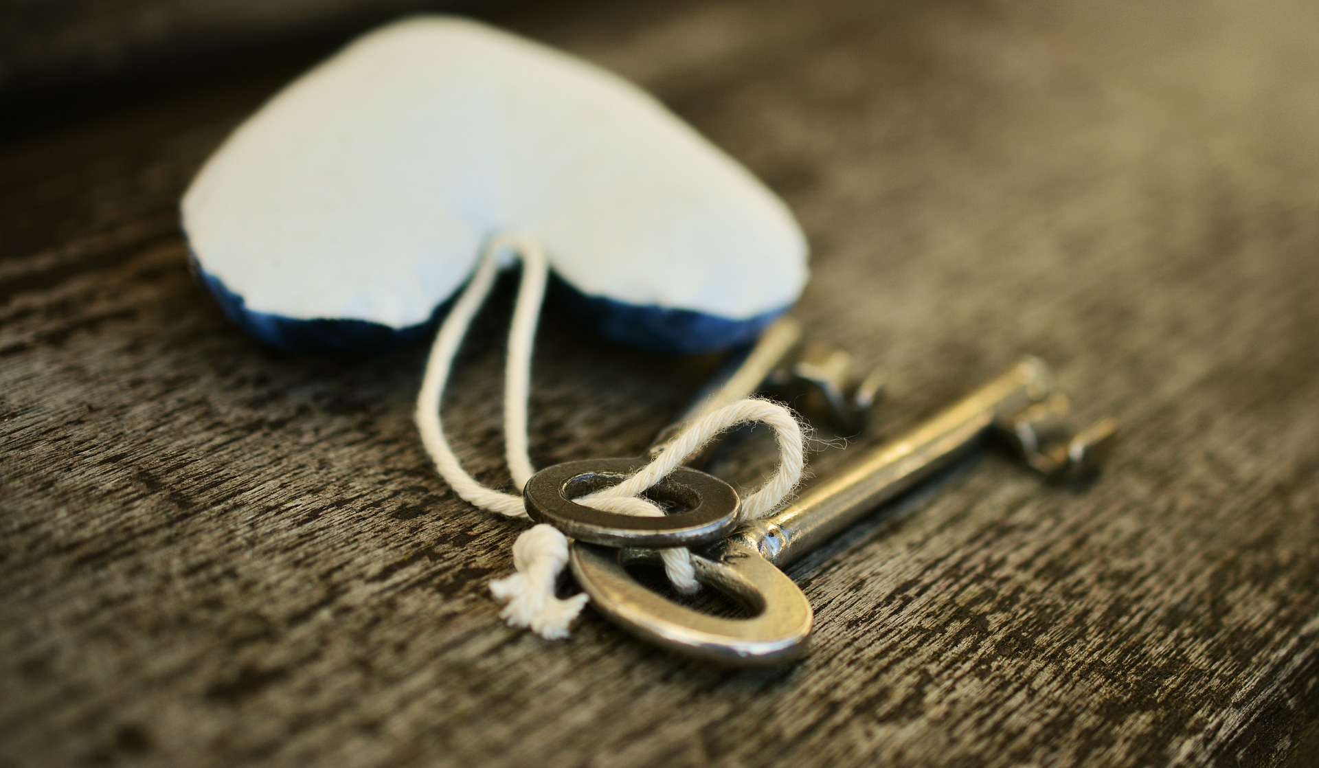 Keys to a newly bought leasehold property with a heart keyring